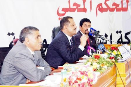 د. مجور اثناء اختتام مؤتمر السلطة المحلية في ذمار أمس